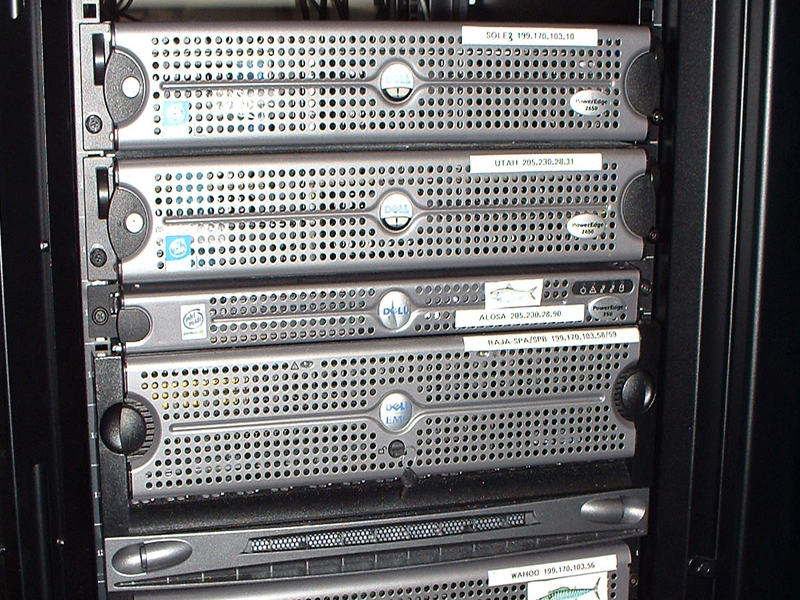 Data server rack with servers